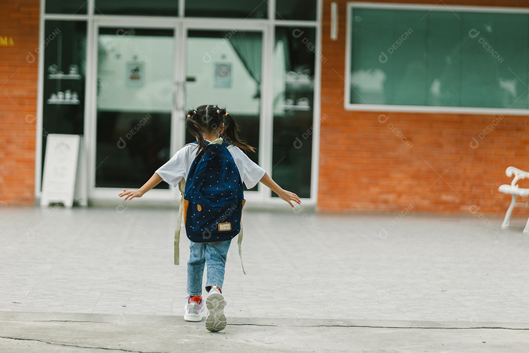 Menina estudante indo para escola