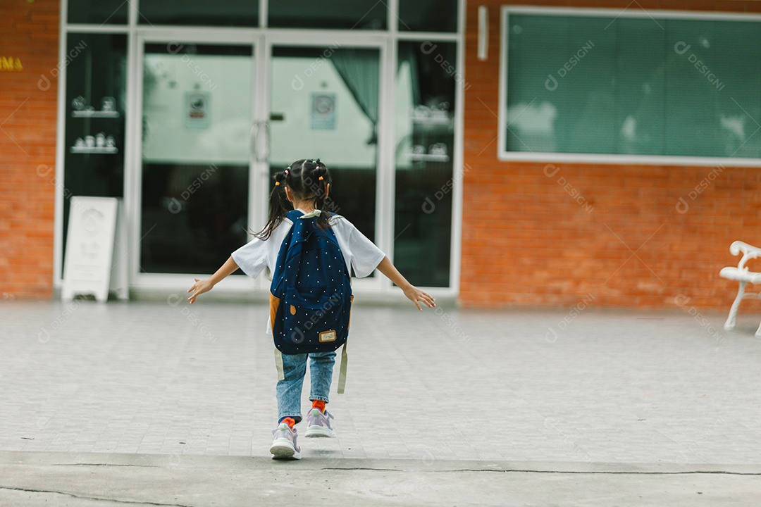 Menina estudante indo para escola