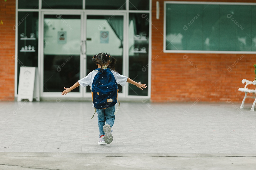 Menina estudante indo para escola