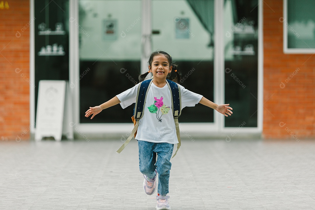 Menina estudante indo para escola com mochila
