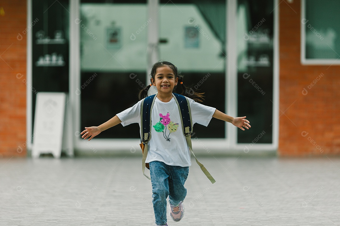 Menina estudante indo para escola com mochila
