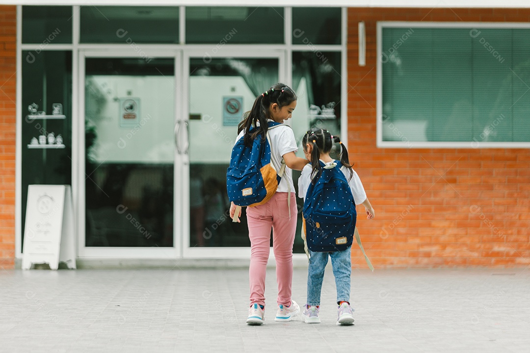 Duas garotas indo para escola