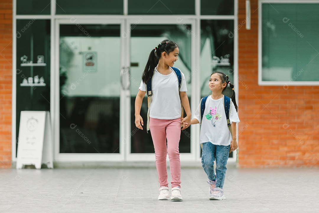 Duas garotas indo para escola