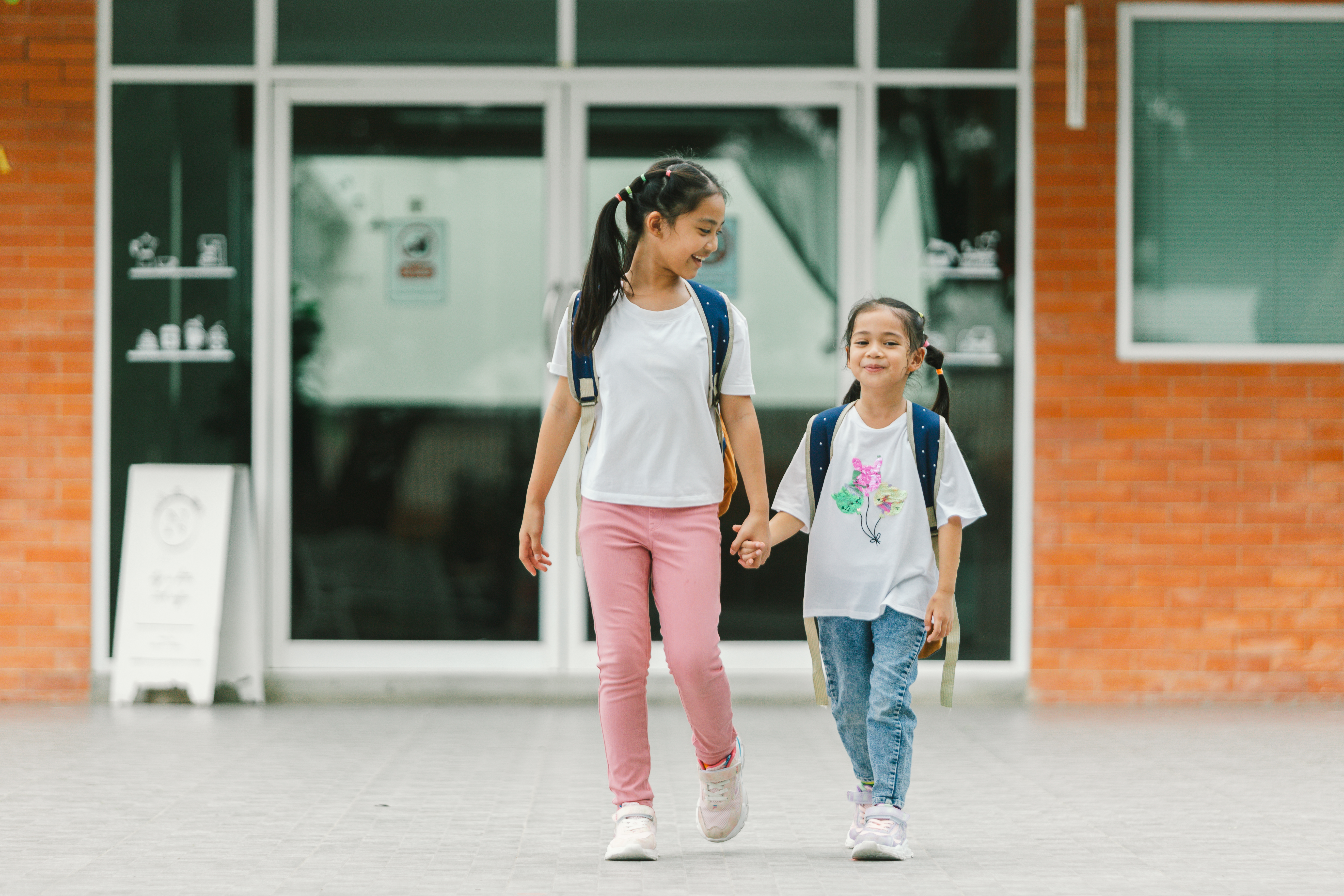 Duas garotas indo para escola