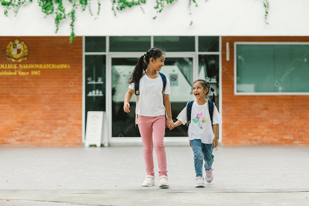 Duas garotas indo para escola