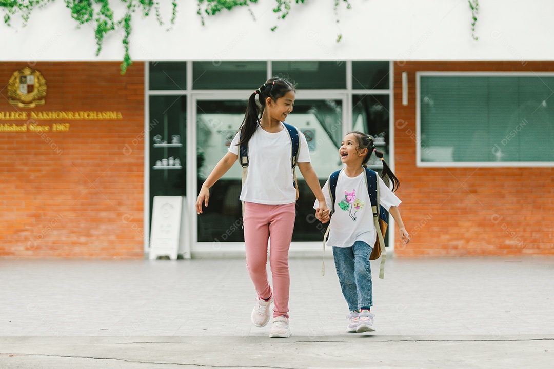 Duas garotas indo para escola