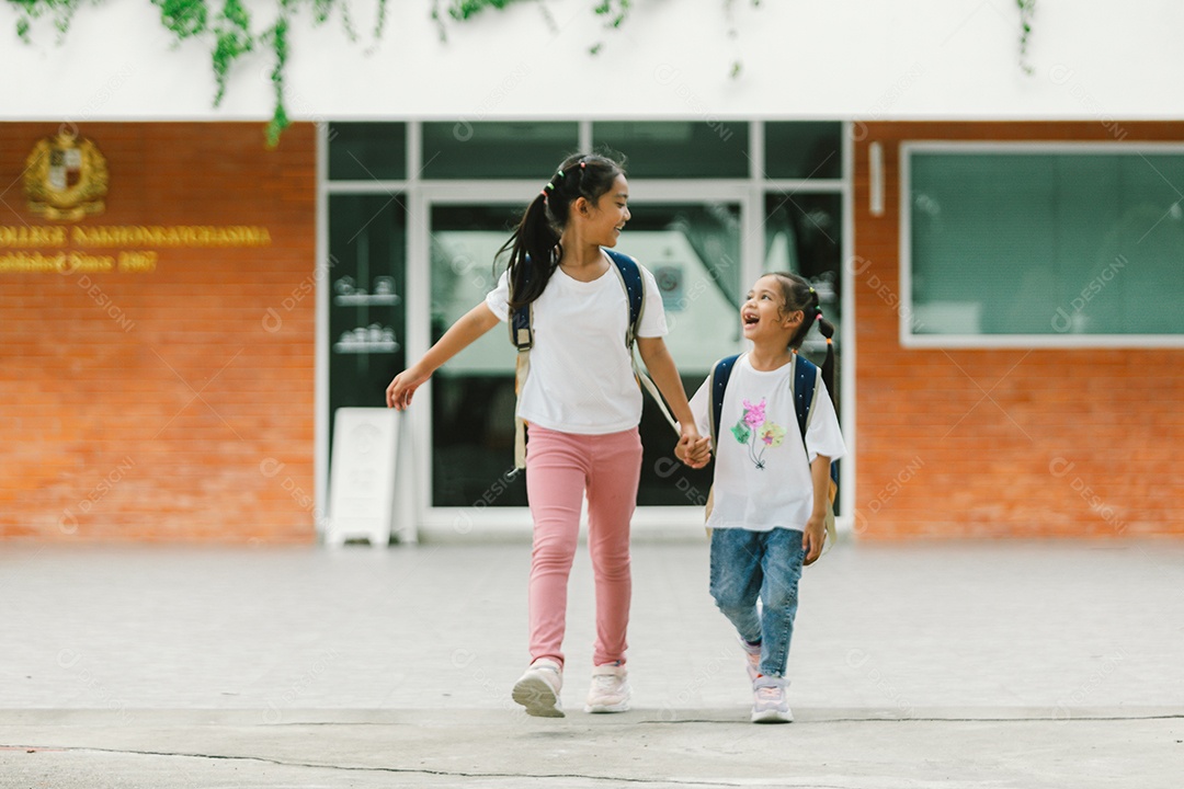 Duas garotas indo para escola