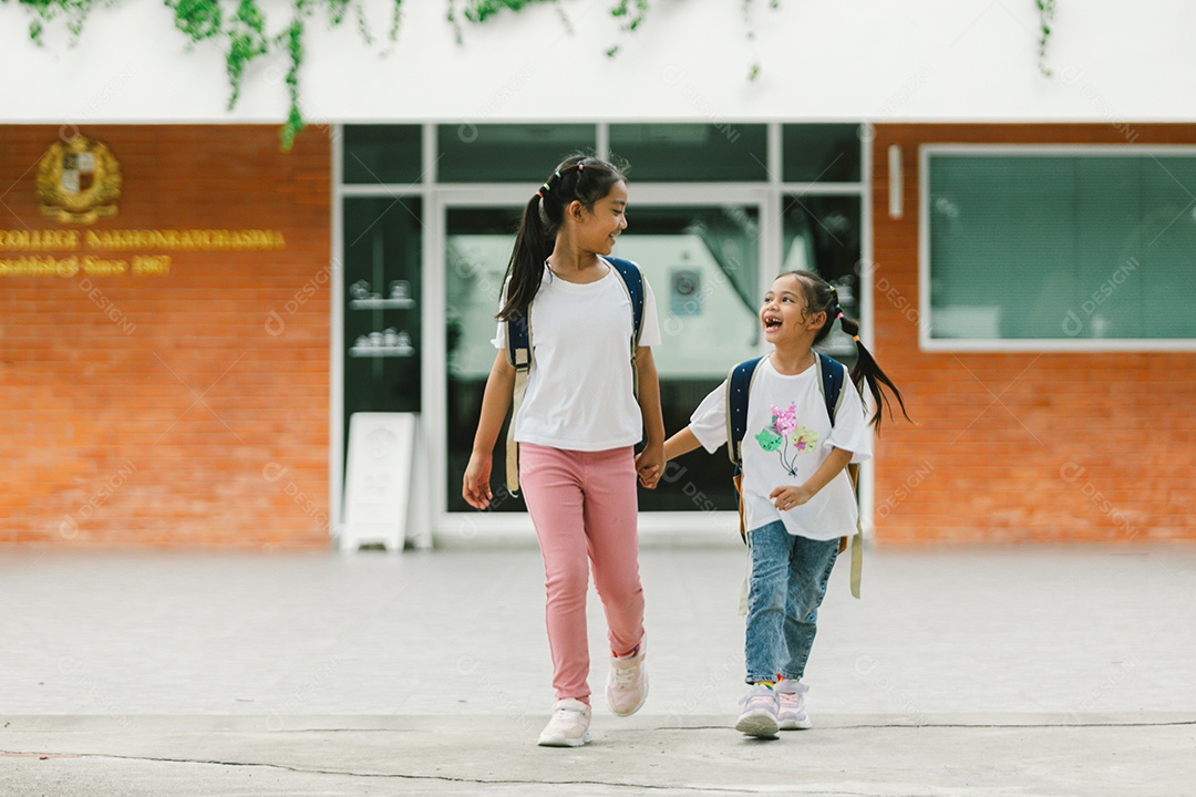 Duas garotas indo para escola