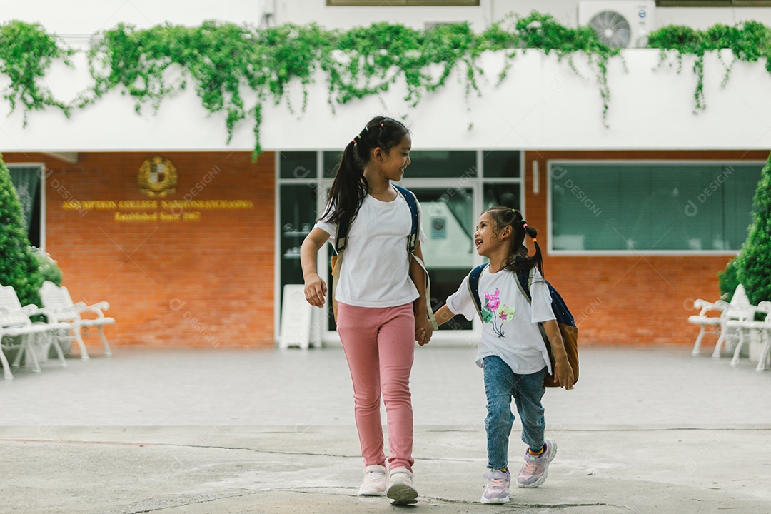 Duas garotas indo para escola