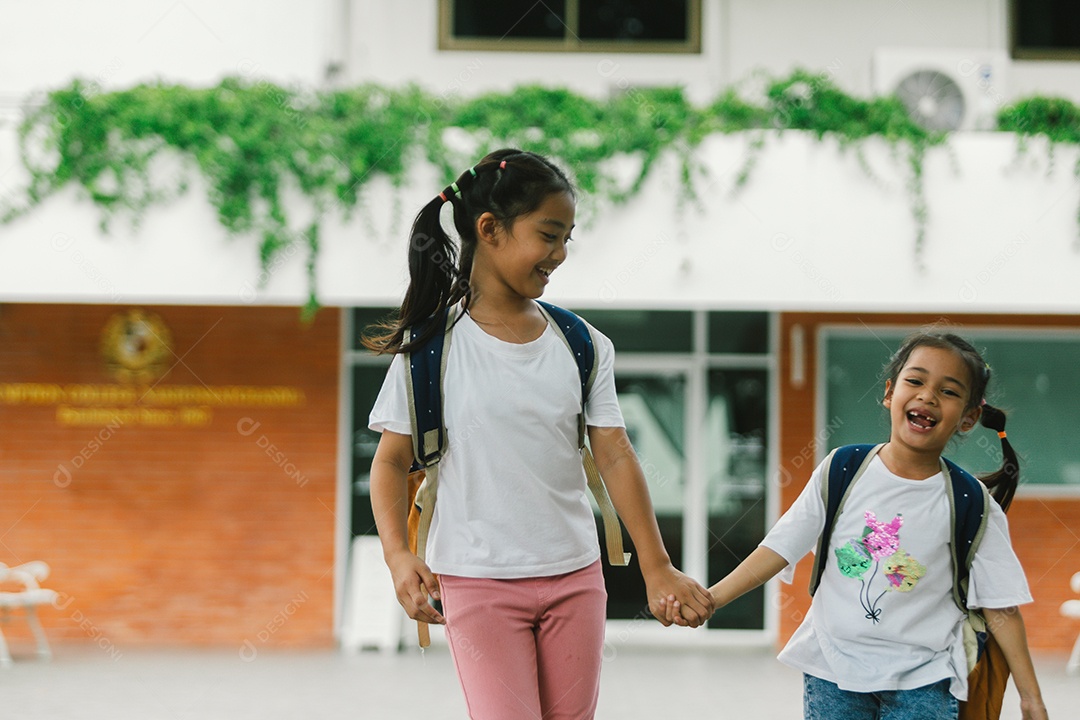 Duas garotas indo para escola