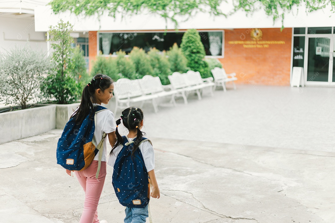 Duas garotas indo para escola