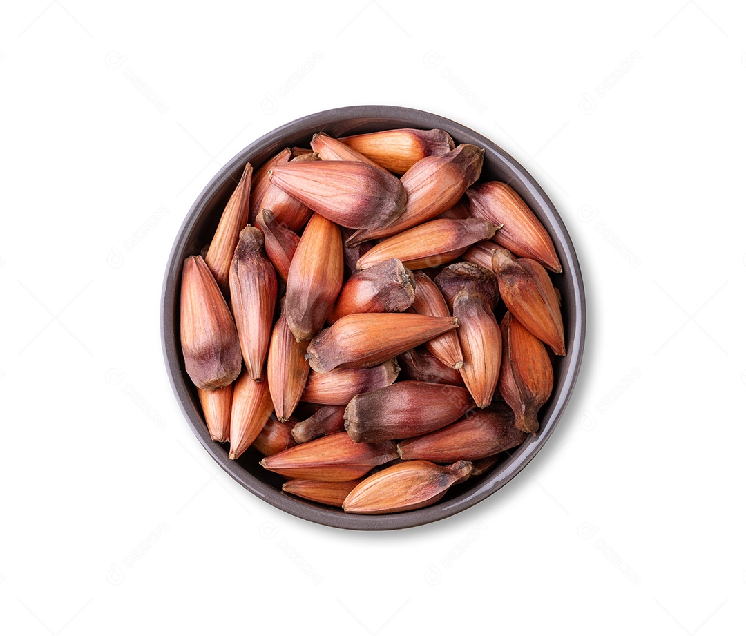 Pinhões ou sementes de pinheiro em uma tigela isolada sobre fundo branco.