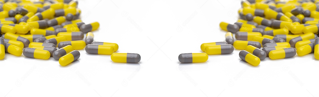 Comprimidos de cápsulas de antibióticos em fundo branco