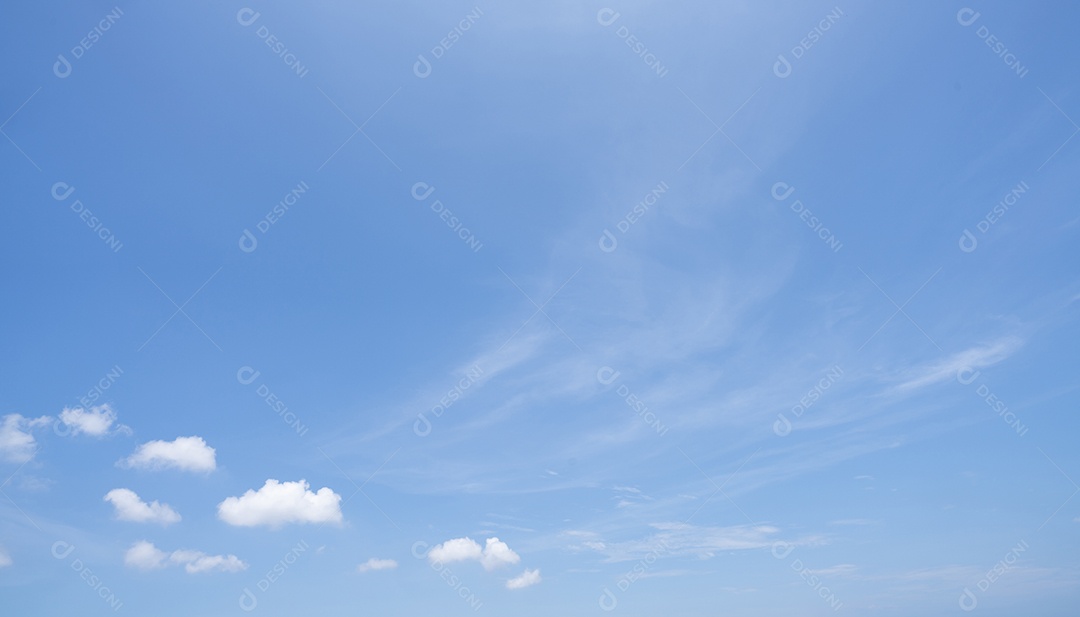 Lindo céu azul e nuvens cúmulos brancas fundo abstrato