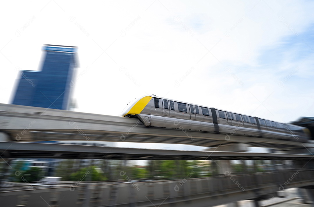 Trem monotrilho elevado em movimento rápido sobre trilhos