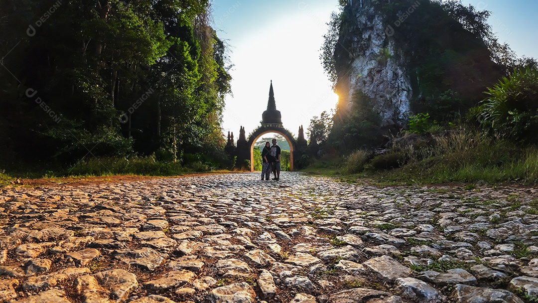 Paisagem do belo nascer do sol no Parque Khao Na Nai Luang Dharma em Surat Thani Tailândia