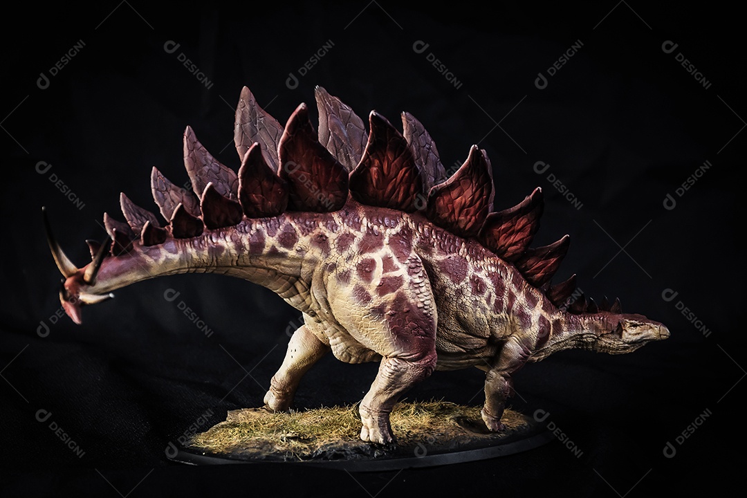 Belo dinossauro sobre fundo isolado