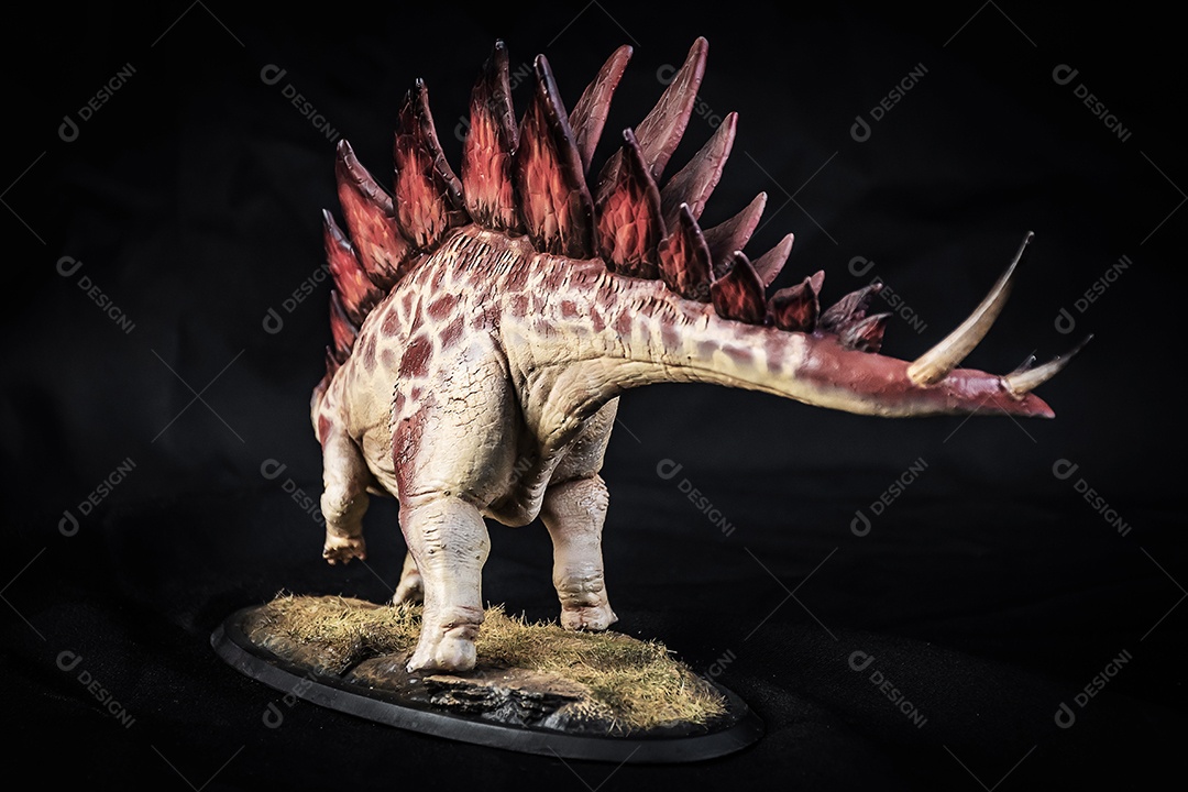 Belo dinossauro sobre fundo isolado