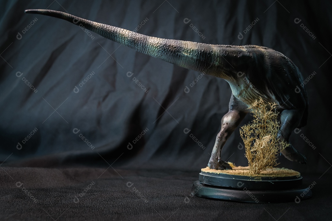 Belo dinossauro sobre fundo isolado