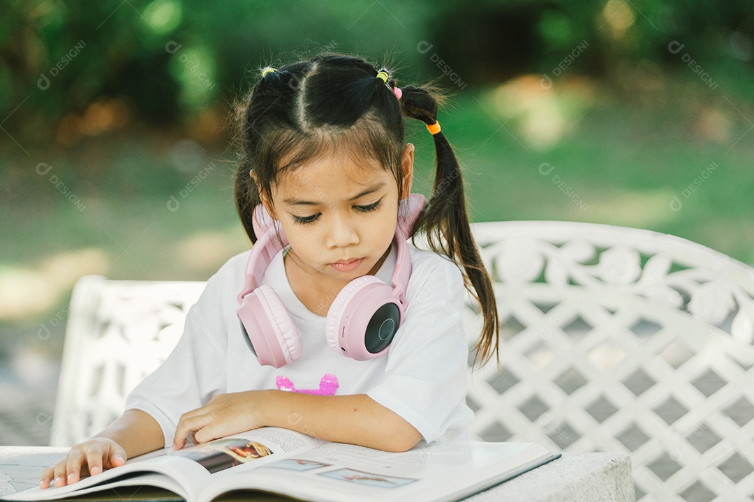 Garotinha sentada na mesa do quintal