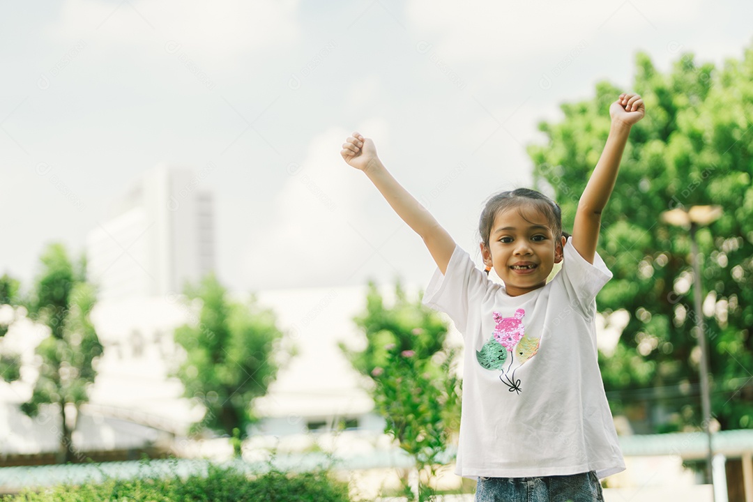 Linda garotinha feliz no quintal