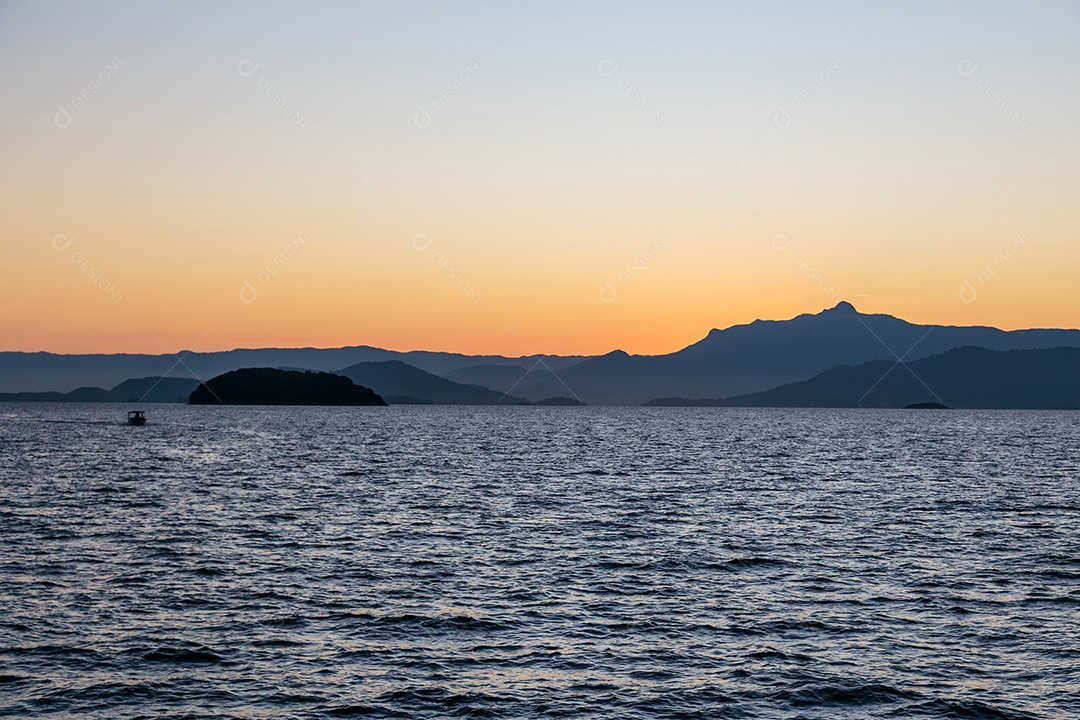 pôr do sol na ilha grande em Angra dos Reis no Rio de Janeiro Brasil.
