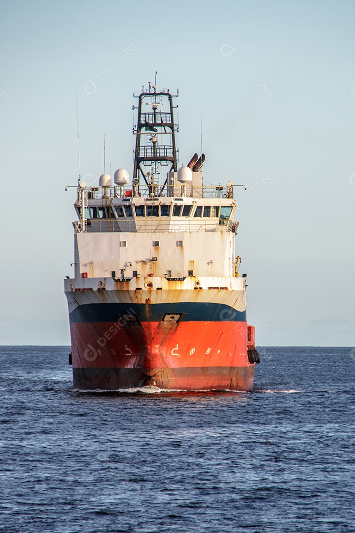 Rebocador na Baía de Guanabara no Rio de Janeiro.