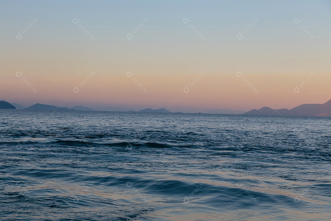 Pôr do sol na ilha grande em Angra dos Reis no Rio de Janeiro Brasil.