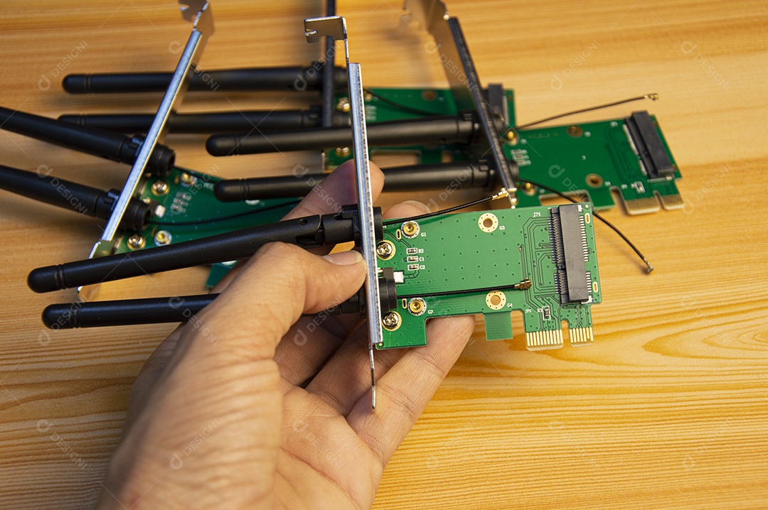 Cartão receptor Wi Fi na mão