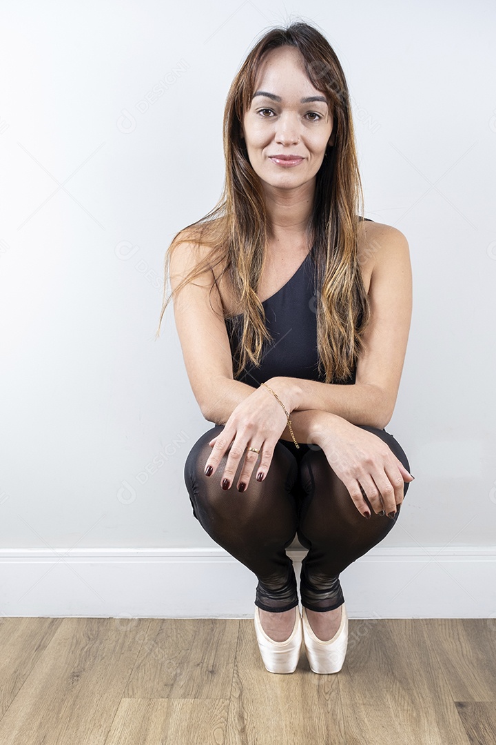 Bailarina brasileira de 37 anos posando em estúdio com sapatilhas