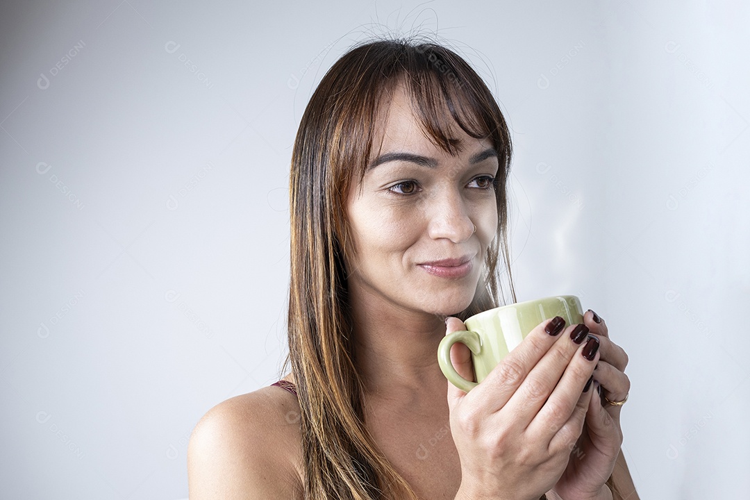 Bailarina brasileira de 37 anos posando em estúdio com sapatilhas