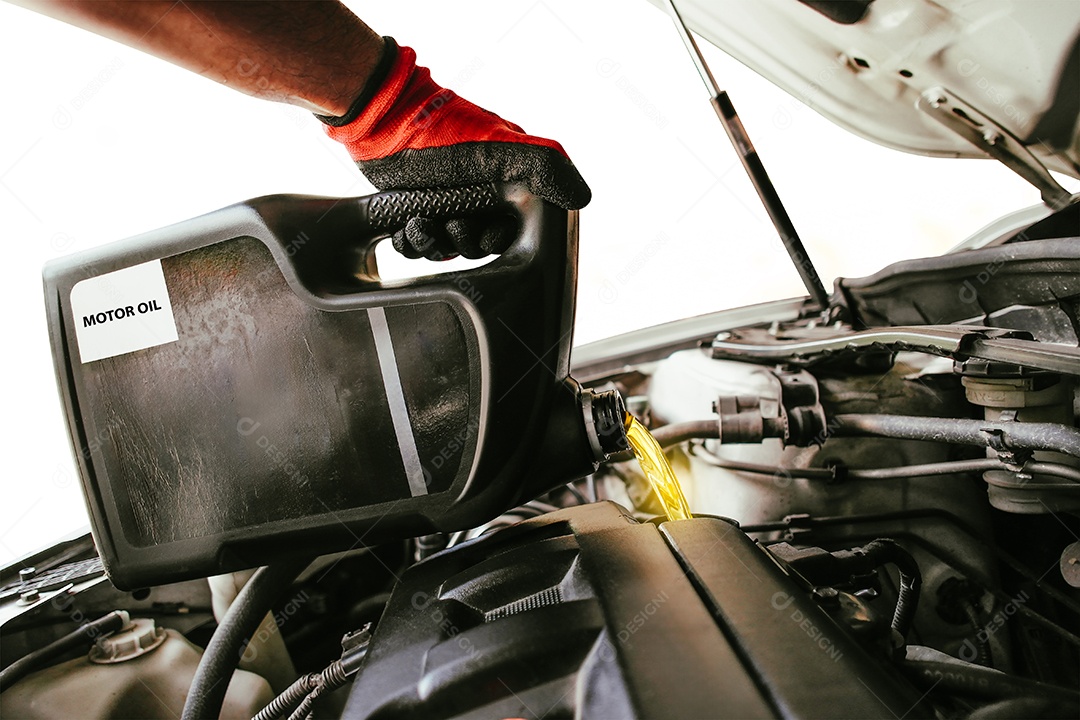 Mecânico de automóveis verificando o nível de óleo pela vareta de um motor de carro