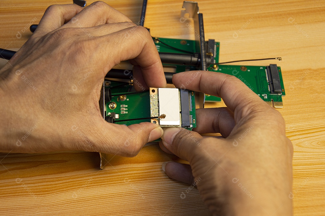 Cartão receptor Wi Fi na mão