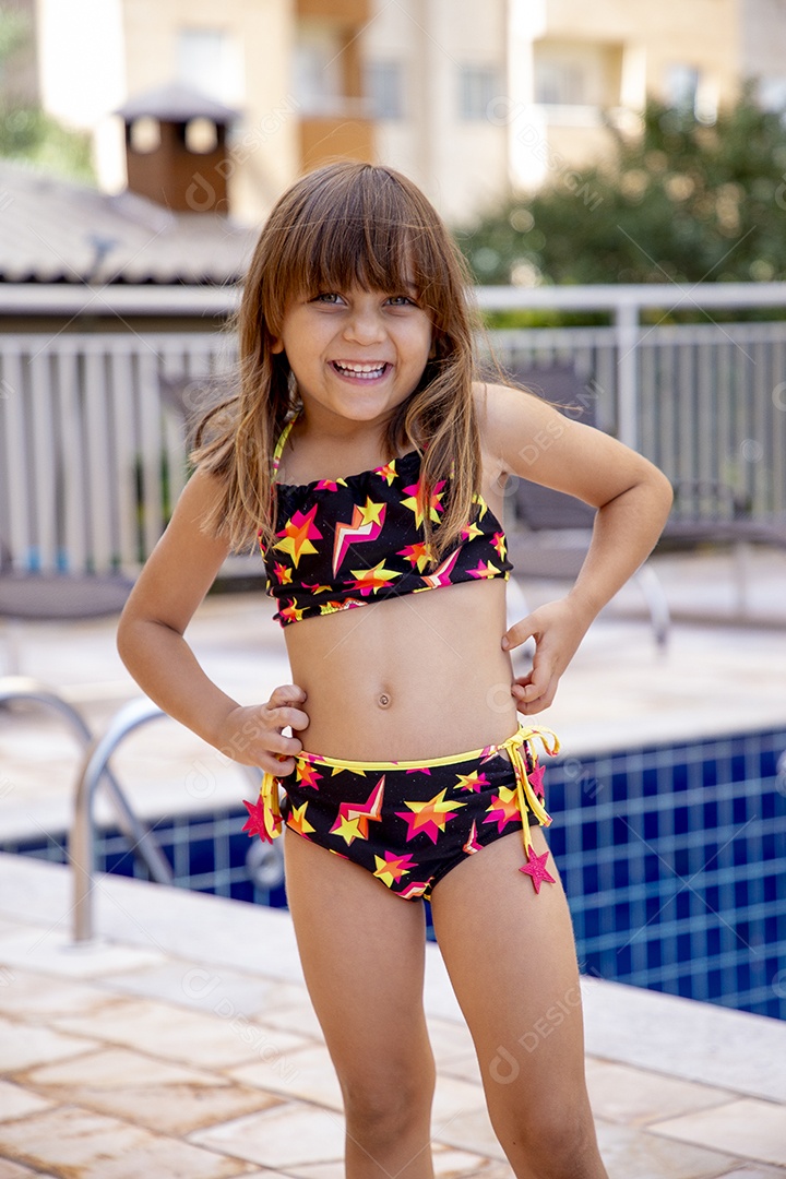 Linda garotinha feliz e sorridente usando biquini