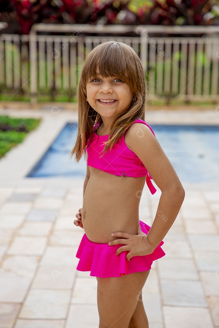 Linda garotinha sorridente com biquíni rosa
