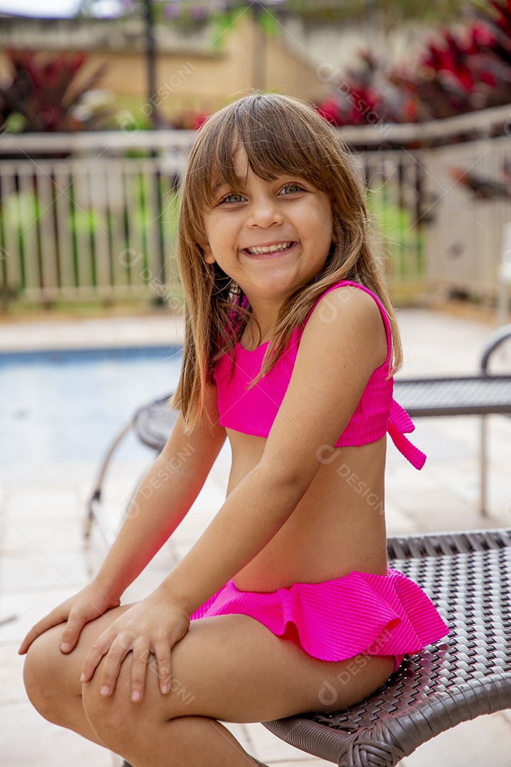 Linda garotinha sorridente com biquíni rosa