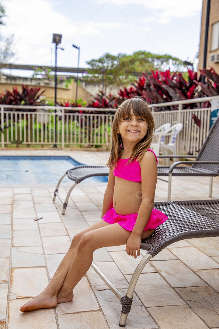 Linda garotinha sorridente com biquíni rosa