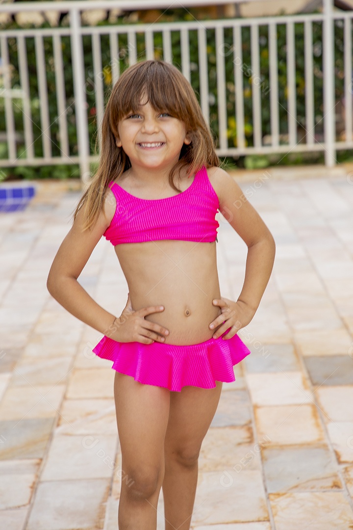 Linda garotinha sorridente com biquíni rosa