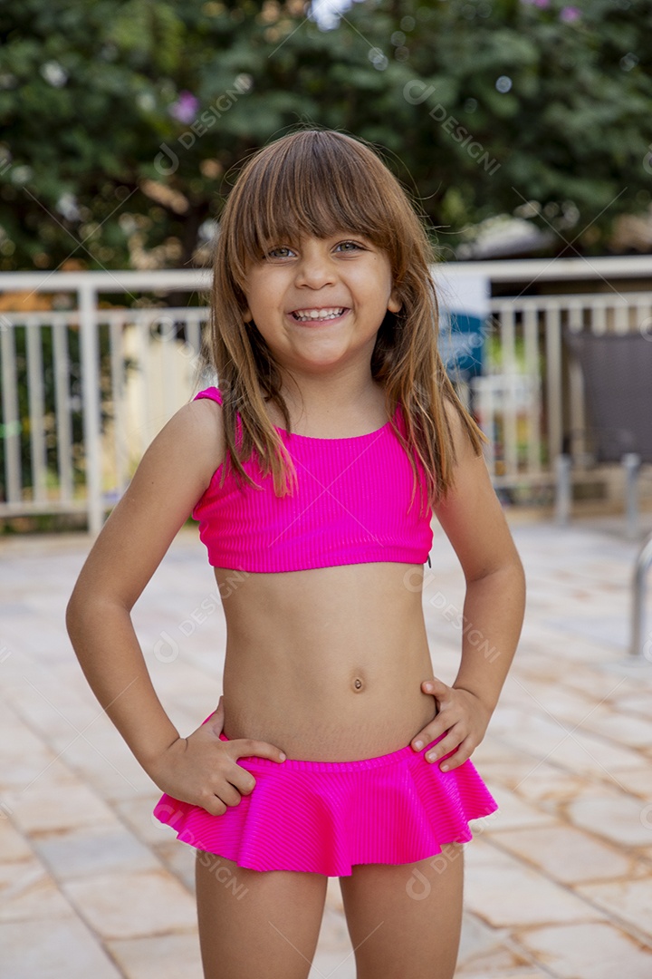 Linda garotinha sorridente de biquini