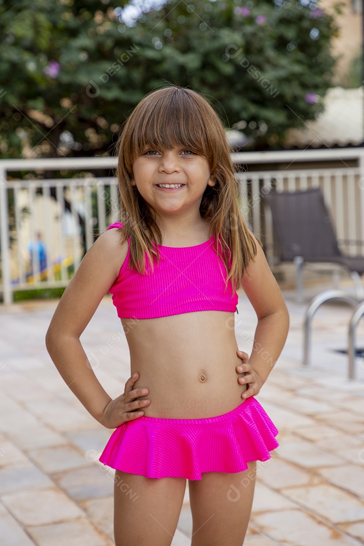 Linda garotinha sorridente de biquini