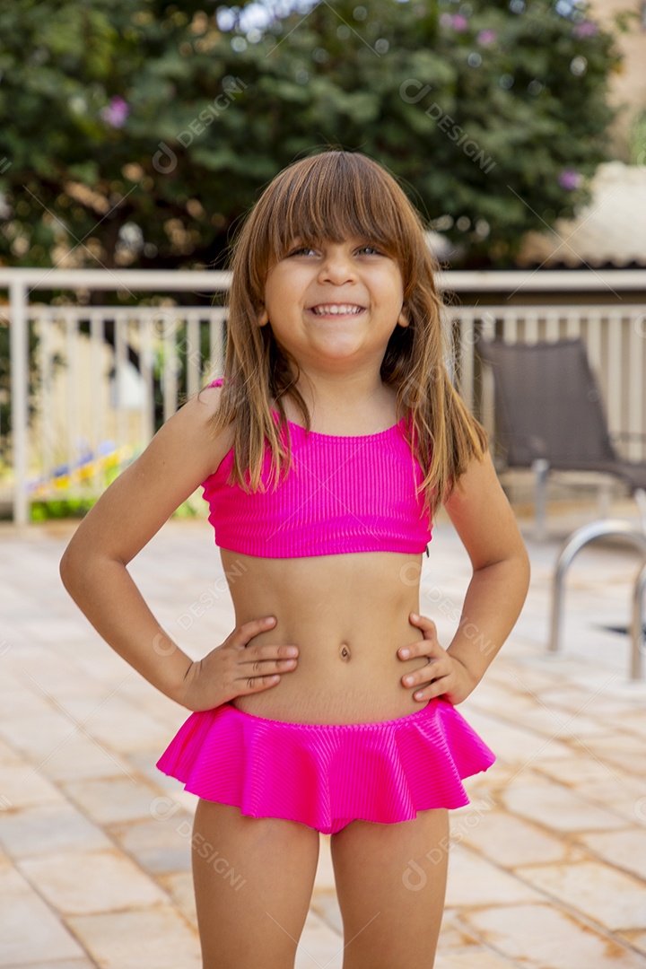 Linda garotinha sorridente de biquini