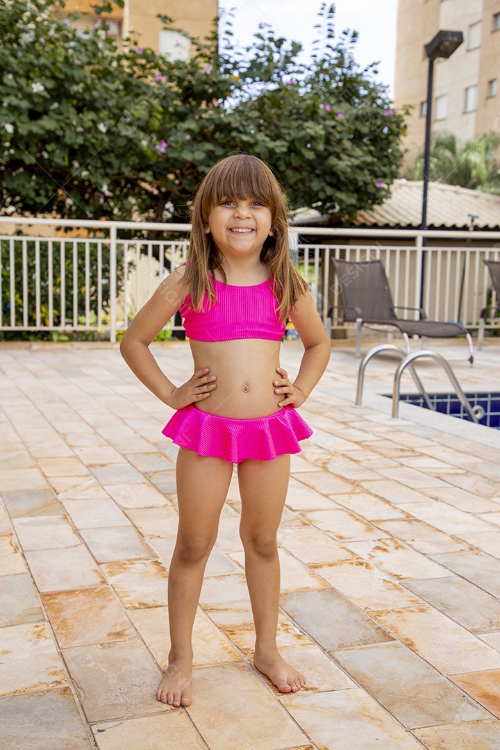 Linda garotinha sorridente de biquini