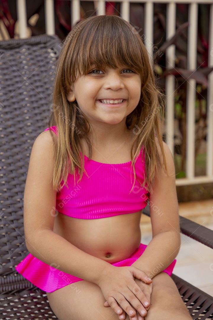 Linda garotinha sorridente de biquini