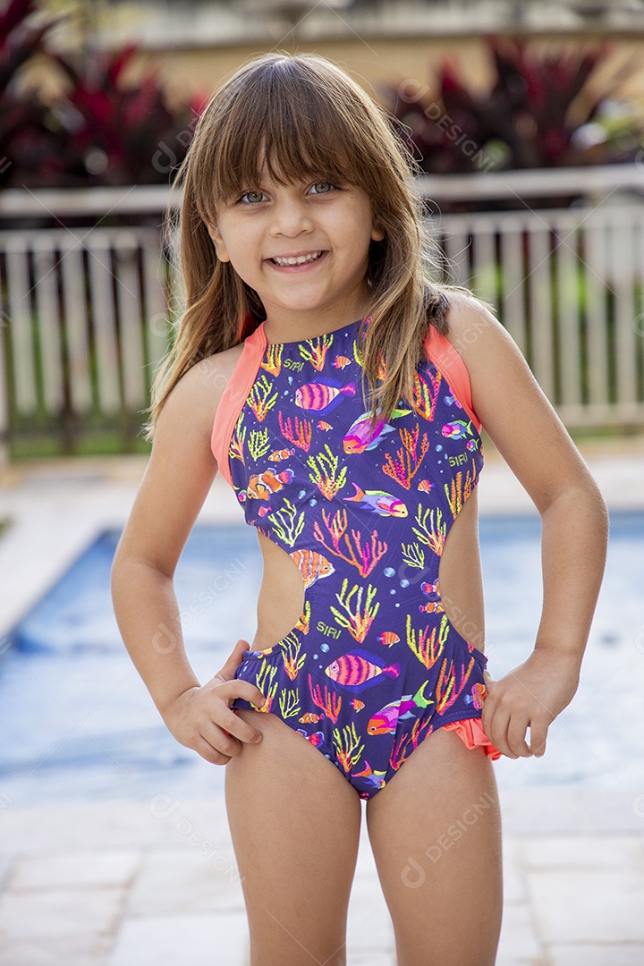 Linda garotinha de maiô no clube de piscina