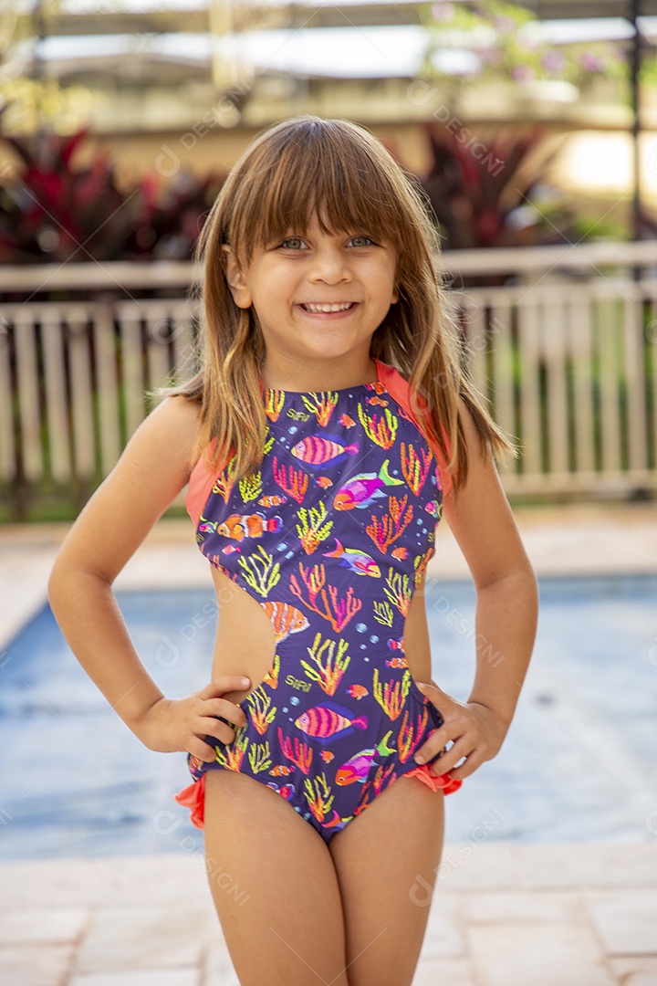 Linda garotinha de maiô no clube de piscina