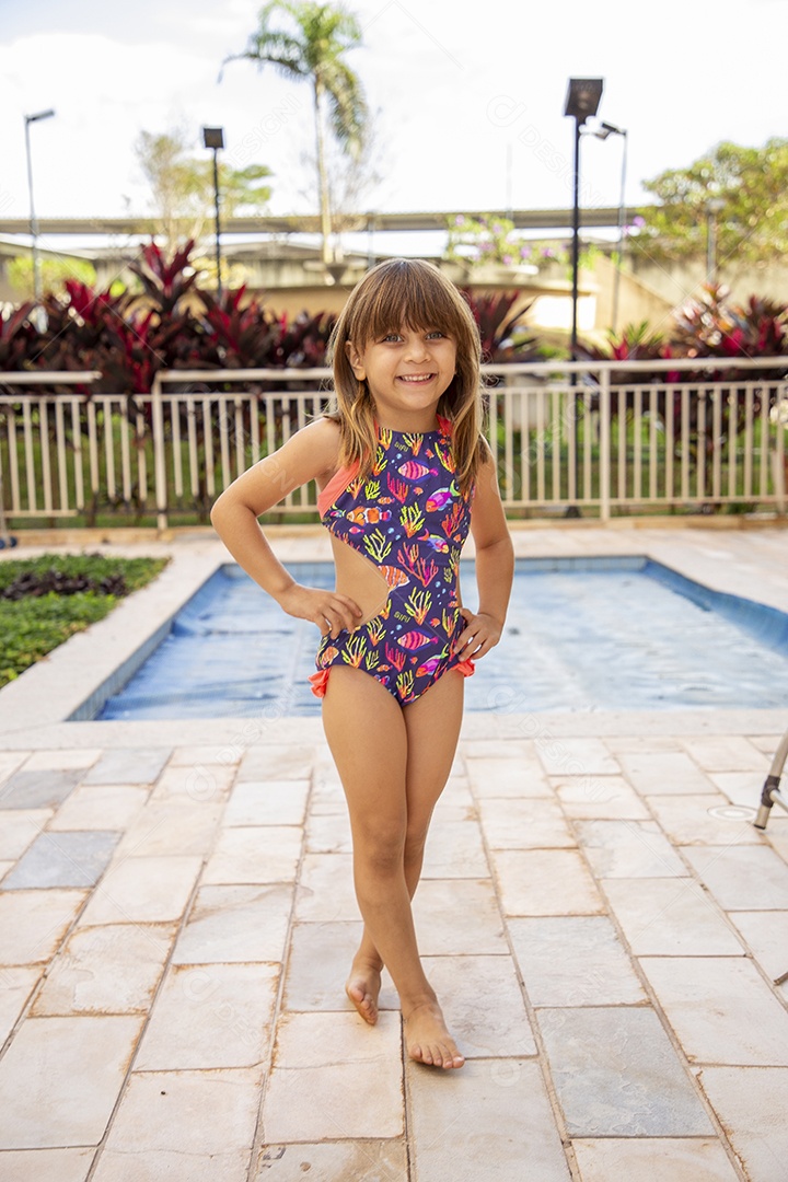 Linda garotinha de maiô no clube de piscina