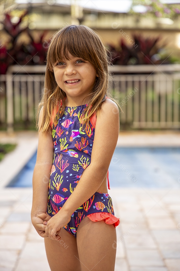 Linda garotinha de maiô no clube de piscina