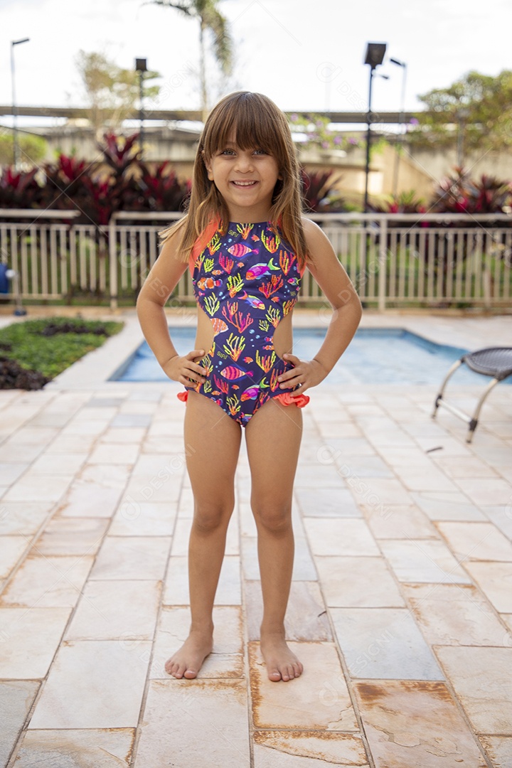 Linda garotinha de maiô no clube de piscina