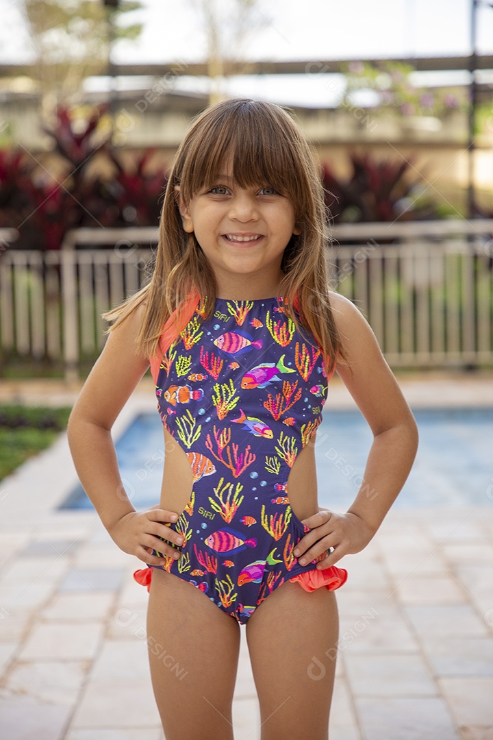 Linda garotinha de maiô no clube de piscina