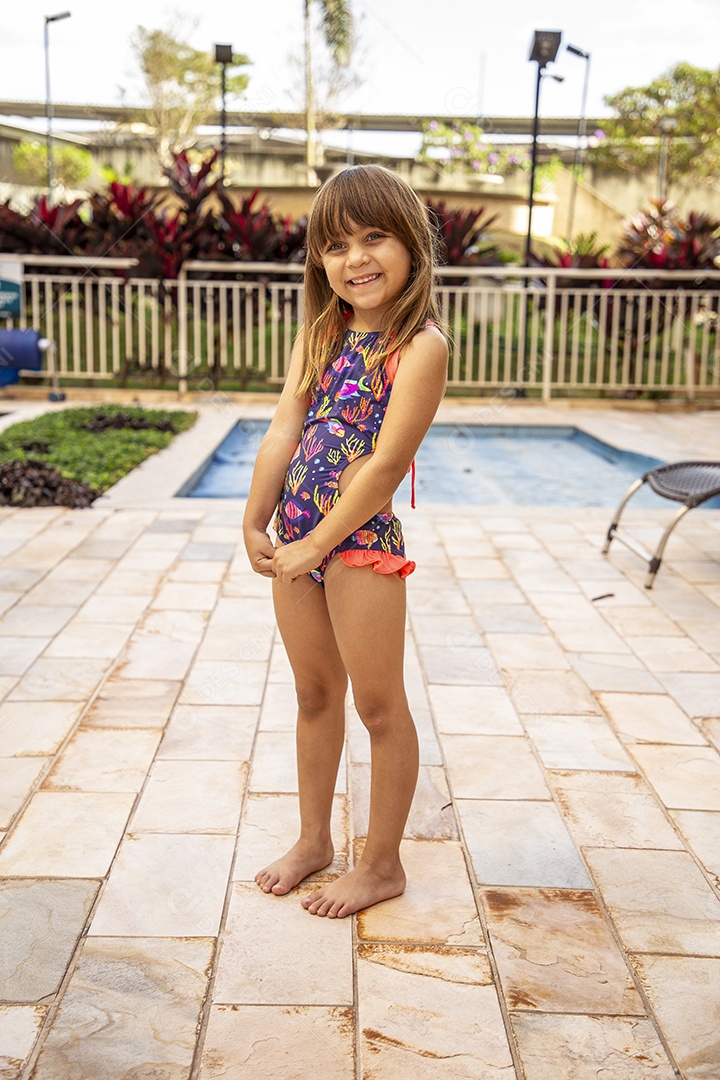 Linda garotinha de maiô no clube de piscina